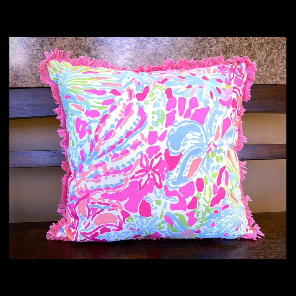 Lilly Pulitzer in/outdoor reversible pillow. EUC